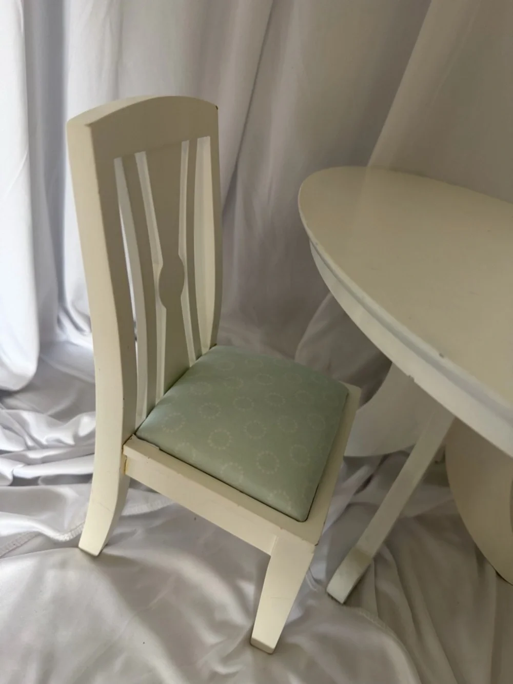 American Girl The Dining Table and Chairs I with chair covers - Picture 8 of 15